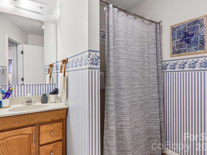 169 Highview Drive, Maggie Valley, NC 28751.  MLS# CAR4411083, YatesRealty ID 50102. Second main level bathroom with shower