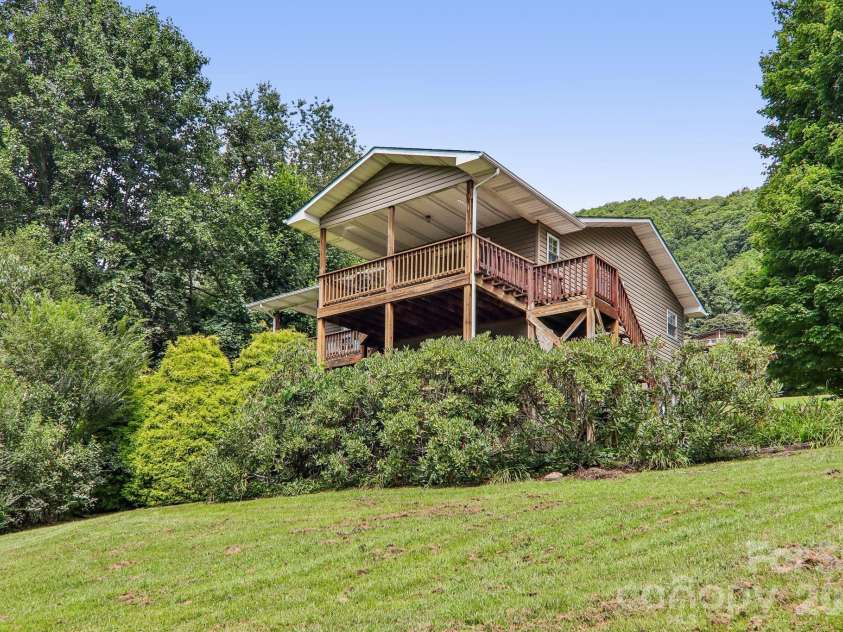 169 Highview Drive, Maggie Valley, NC 28751.  MLS# CAR4411083, YatesRealty ID 50102. Welcome to 169 Highview Drive!