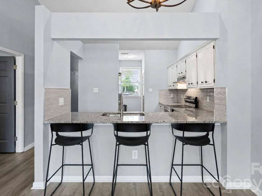 19942 Oak Leaf Circle, Cornelius, NC 28031.  MLS# CAR4423543, YatesRealty ID 50103. Breakfast bar area