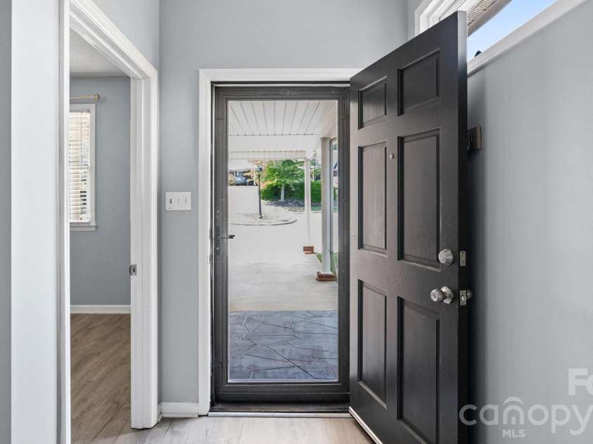 19942 Oak Leaf Circle, Cornelius, NC 28031.  MLS# CAR4423543, YatesRealty ID 50103. Bright and welcoming entrance