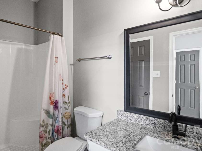 19942 Oak Leaf Circle, Cornelius, NC 28031.  MLS# CAR4423543, YatesRealty ID 50103. Full bathroom