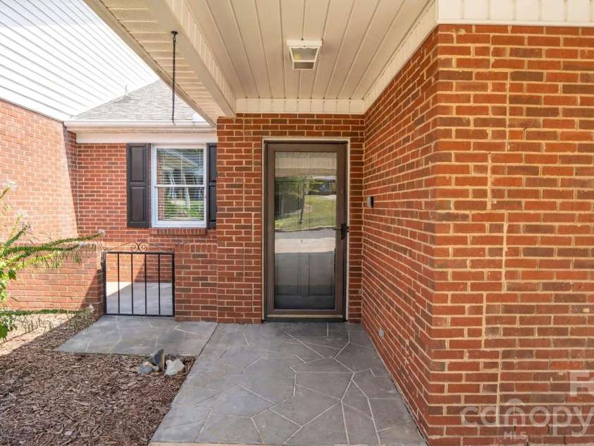 19942 Oak Leaf Circle, Cornelius, NC 28031.  MLS# CAR4423543, YatesRealty ID 50103. Let's go inside