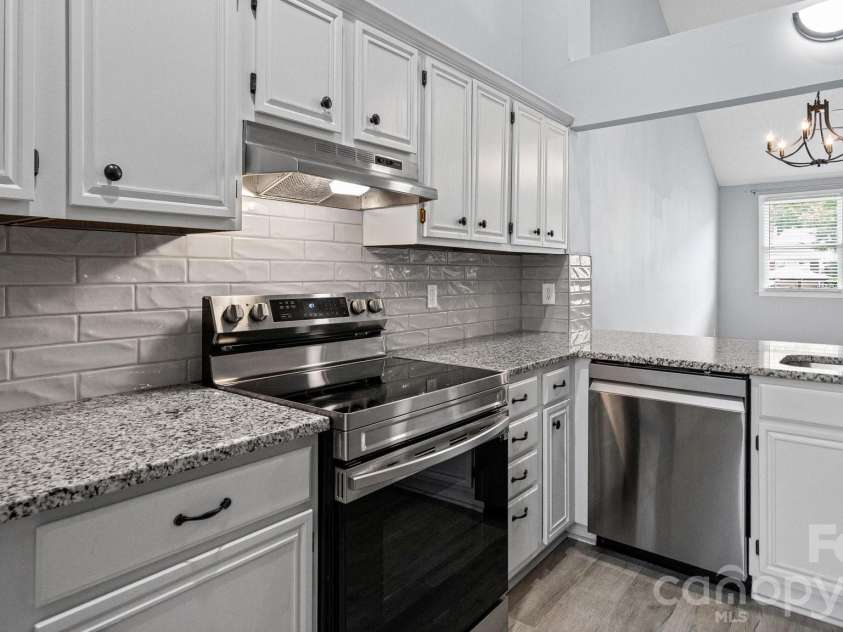 19942 Oak Leaf Circle, Cornelius, NC 28031.  MLS# CAR4423543, YatesRealty ID 50103. Updated kitchen