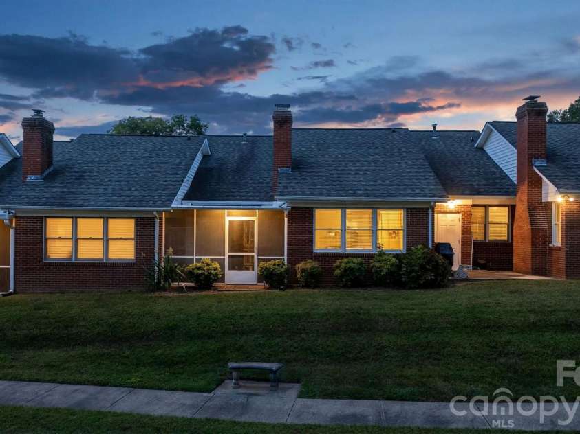 19942 Oak Leaf Circle, Cornelius, NC 28031.  MLS# CAR4423543, YatesRealty ID 50103. Welcome home!