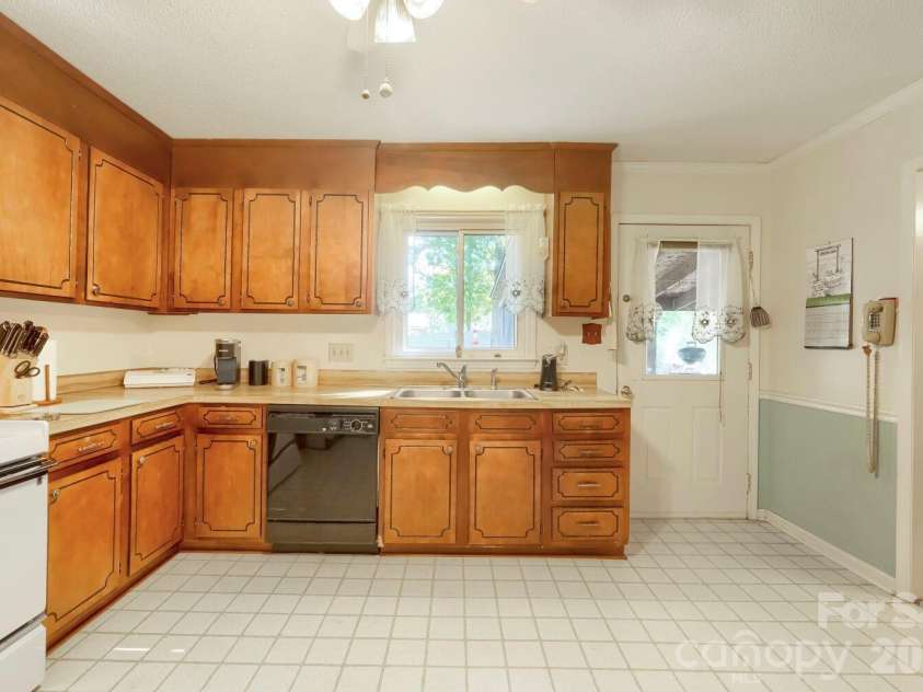 2414 Ashford Drive, Concord, NC 28027.  MLS# CAR4423444, YatesRealty ID 50104. 