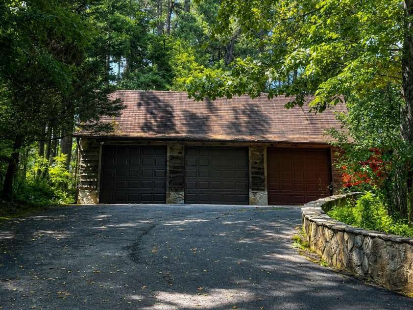 51 Sleepy Forest Drive, Leicester, NC 28748.  MLS# CAR4412266, YatesRealty ID 50110. 