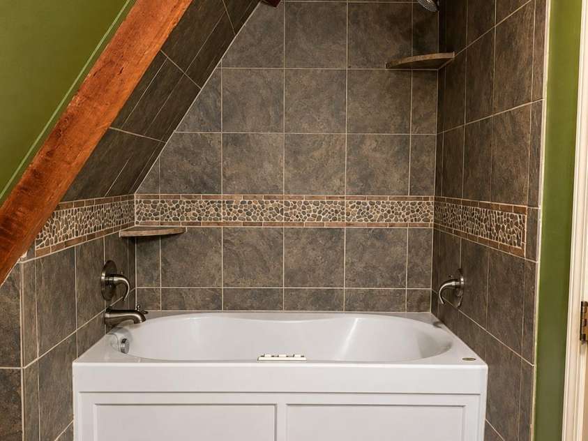 51 Sleepy Forest Drive, Leicester, NC 28748.  MLS# CAR4412266, YatesRealty ID 50110. 