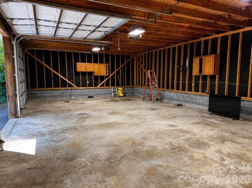 51 Sleepy Forest Drive, Leicester, NC 28748.  MLS# CAR4412266, YatesRealty ID 50110. 