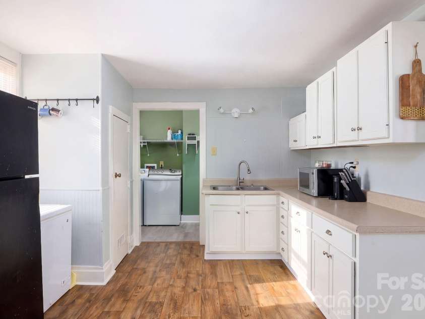 404 7th Avenue, Lexington, NC 27292.  MLS# CAR4423693, YatesRealty ID 50113. 