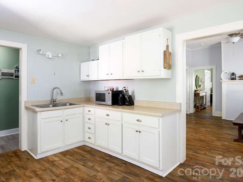 404 7th Avenue, Lexington, NC 27292.  MLS# CAR4423693, YatesRealty ID 50113. 