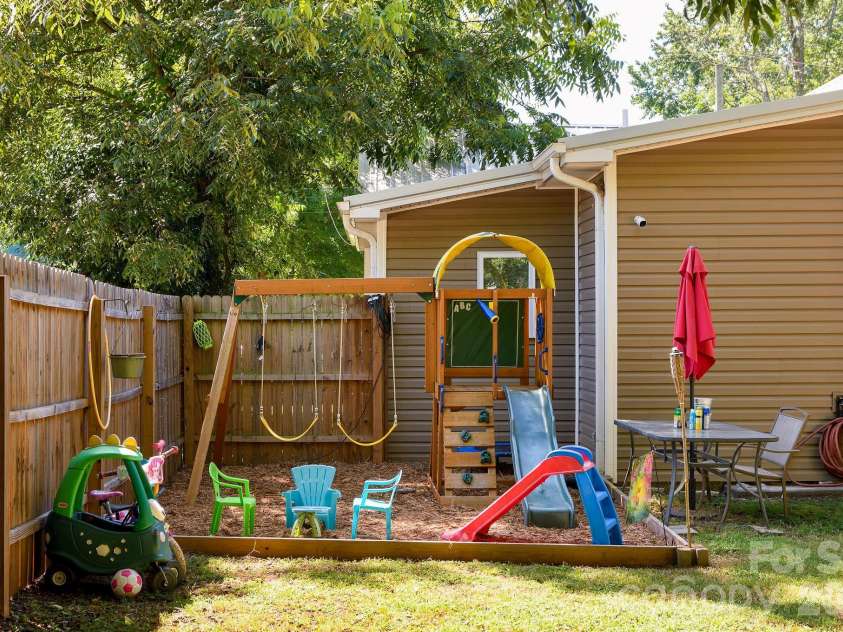 404 7th Avenue, Lexington, NC 27292.  MLS# CAR4423693, YatesRealty ID 50113. 