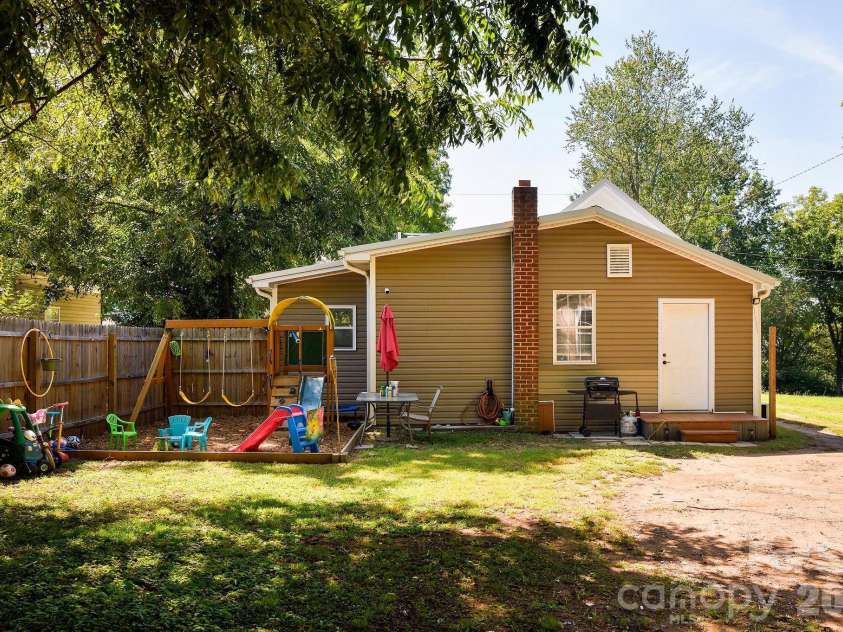 404 7th Avenue, Lexington, NC 27292.  MLS# CAR4423693, YatesRealty ID 50113. 