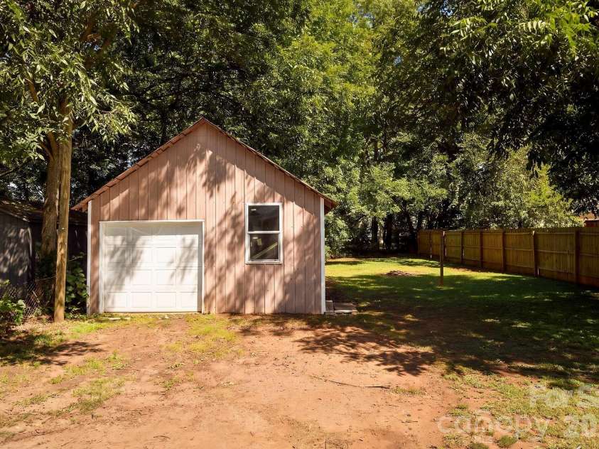 404 7th Avenue, Lexington, NC 27292.  MLS# CAR4423693, YatesRealty ID 50113. 