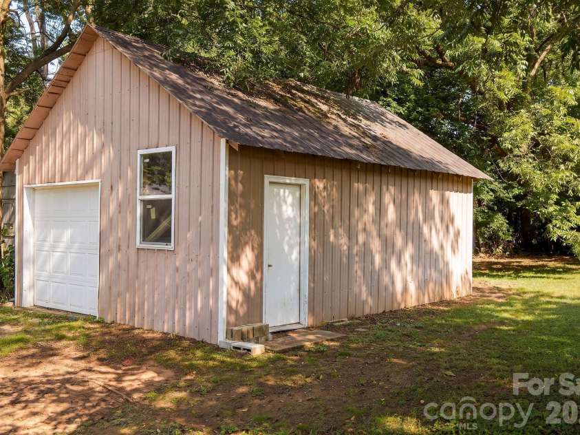 404 7th Avenue, Lexington, NC 27292.  MLS# CAR4423693, YatesRealty ID 50113. 