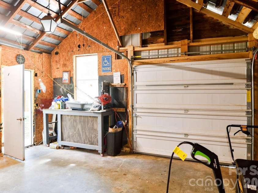404 7th Avenue, Lexington, NC 27292.  MLS# CAR4423693, YatesRealty ID 50113. 