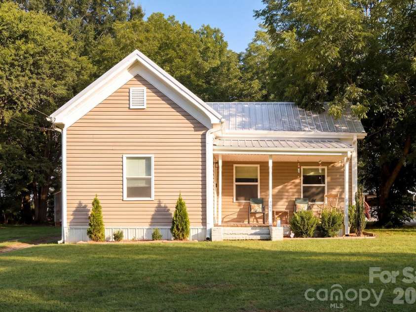 404 7th Avenue, Lexington, NC 27292.  MLS# CAR4423693, YatesRealty ID 50113. 
