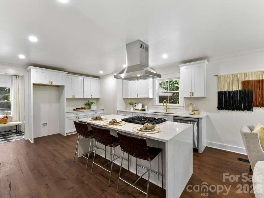 6711 Raven Place, Charlotte, NC 28210.  MLS# CAR4423625, YatesRealty ID 50121. 