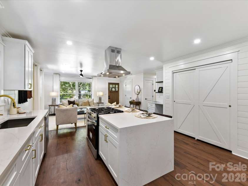6711 Raven Place, Charlotte, NC 28210.  MLS# CAR4423625, YatesRealty ID 50121. 