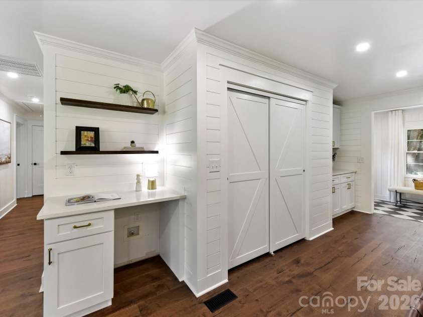 6711 Raven Place, Charlotte, NC 28210.  MLS# CAR4423625, YatesRealty ID 50121. 