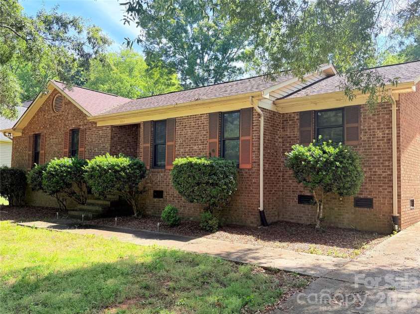 304 Plaza Drive, Harrisburg, NC 28075.  MLS# CAR4423605, YatesRealty ID 50125. 