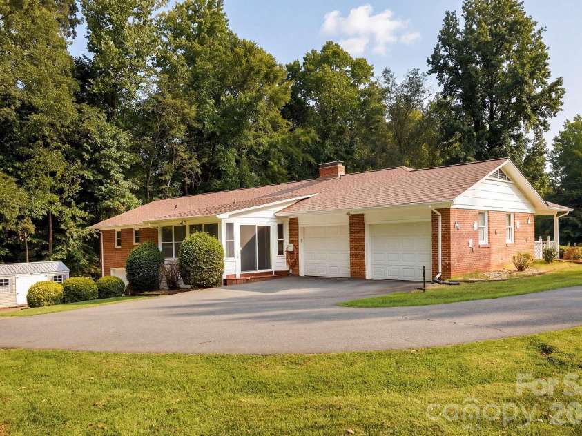 229 Random Road, Mocksville, NC 27028.  MLS# CAR4423714, YatesRealty ID 50129. 