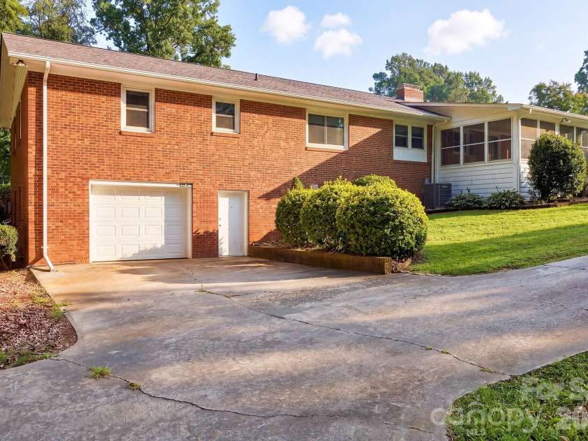 229 Random Road, Mocksville, NC 27028.  MLS# CAR4423714, YatesRealty ID 50129. 