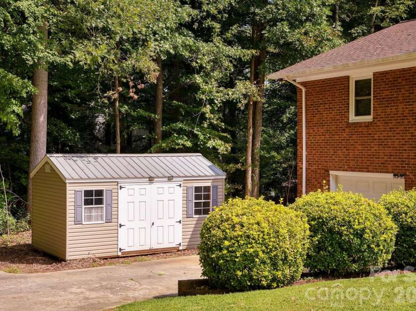 229 Random Road, Mocksville, NC 27028.  MLS# CAR4423714, YatesRealty ID 50129. 