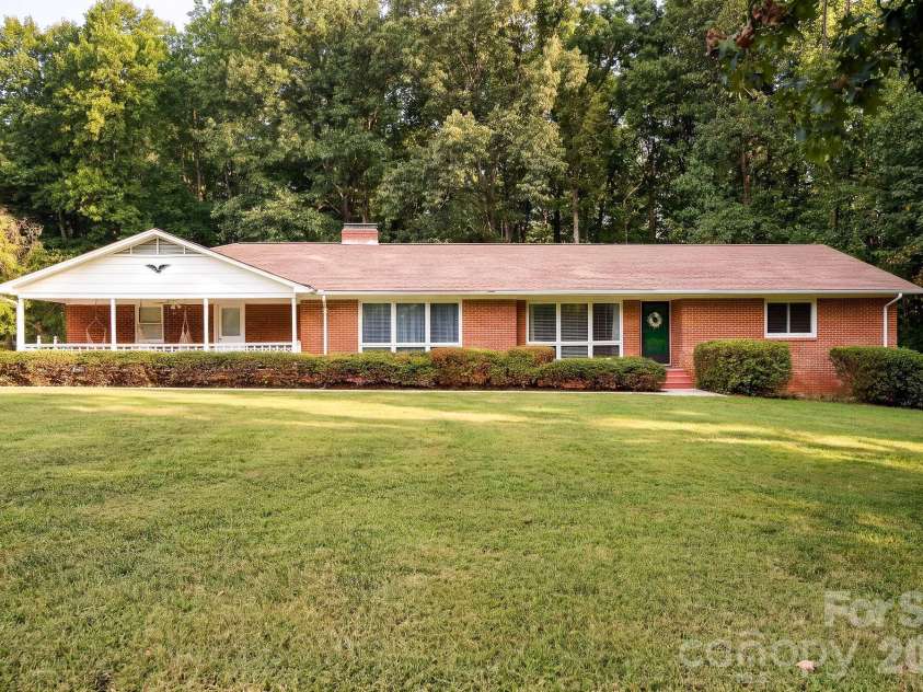 229 Random Road, Mocksville, NC 27028.  MLS# CAR4423714, YatesRealty ID 50129. 