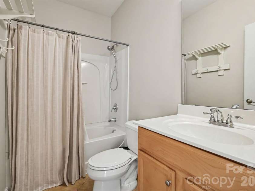 8354 Indigo Row, Charlotte, NC 28277.  MLS# CAR4417457, YatesRealty ID 50135. Hall Bath