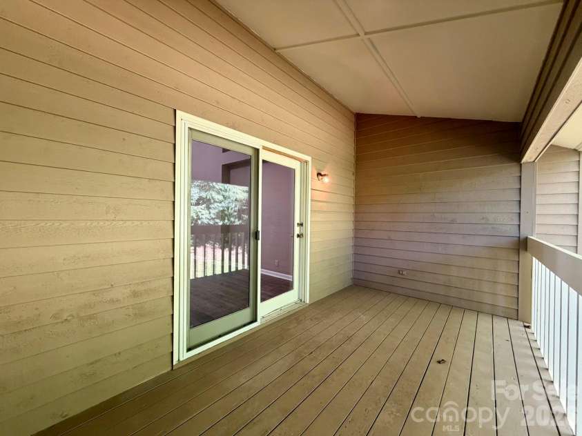 22 Willow Tree Run, Asheville, NC 28803.  MLS# CAR4423602, YatesRealty ID 50138. 