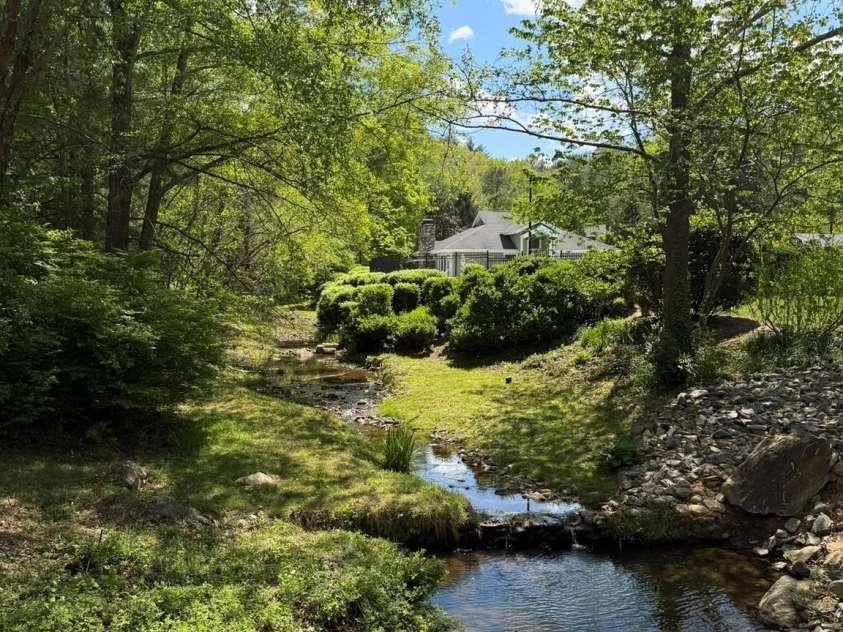 22 Willow Tree Run, Asheville, NC 28803.  MLS# CAR4423602, YatesRealty ID 50138. 