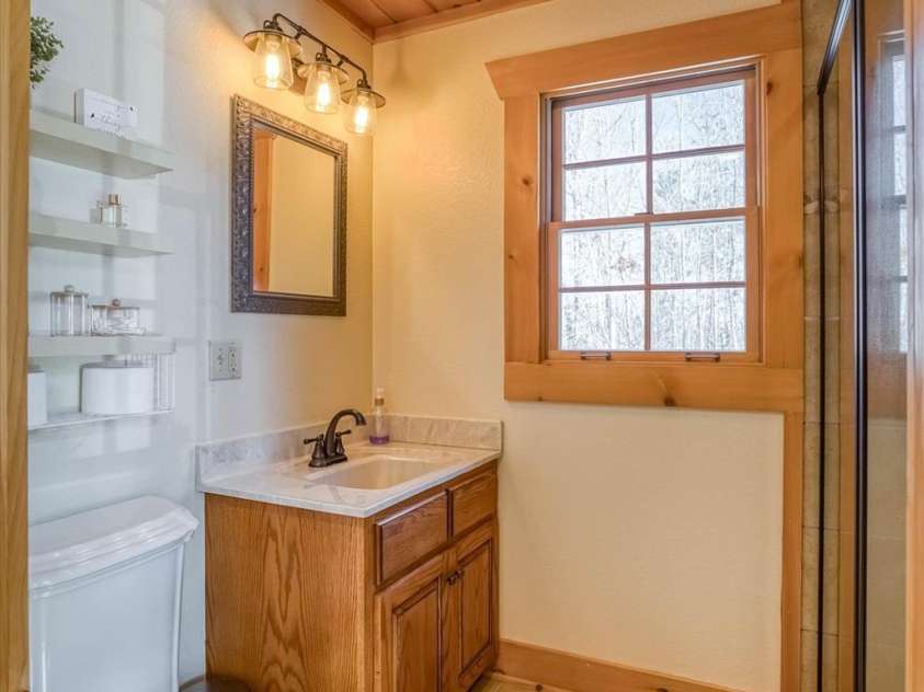 1186 Grandview Peaks Drive, Nebo, NC 28761.  MLS# CAR4215417, YatesRealty ID 5014. Main Level Full Bathroom