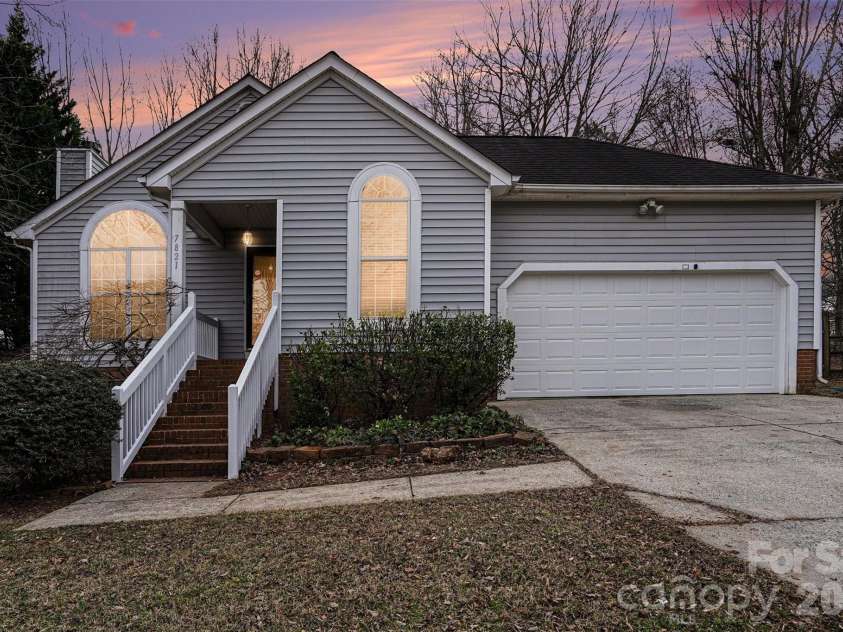 7821 Royce Hall Lane, Charlotte, NC 28216.  MLS# CAR4340507, YatesRealty ID 5014. 