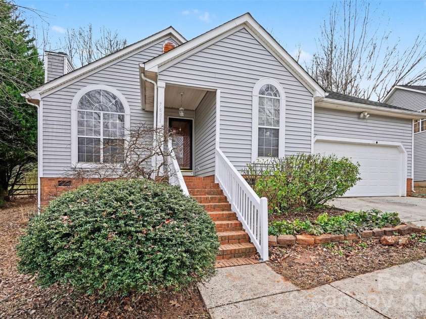 7821 Royce Hall Lane, Charlotte, NC 28216.  MLS# CAR4340507, YatesRealty ID 5014. 