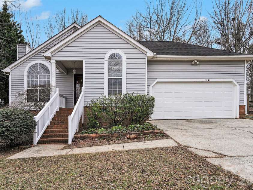 7821 Royce Hall Lane, Charlotte, NC 28216.  MLS# CAR4340507, YatesRealty ID 5014. 