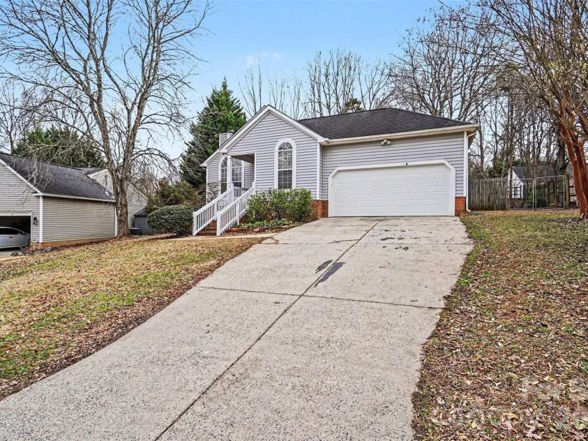 7821 Royce Hall Lane, Charlotte, NC 28216.  MLS# CAR4340507, YatesRealty ID 5014. 