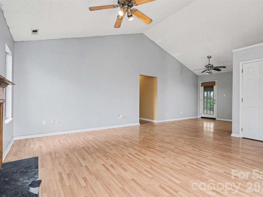 7821 Royce Hall Lane, Charlotte, NC 28216.  MLS# CAR4340507, YatesRealty ID 5014. 