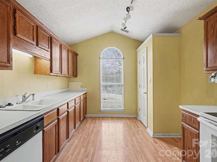 7821 Royce Hall Lane, Charlotte, NC 28216.  MLS# CAR4340507, YatesRealty ID 5014. 