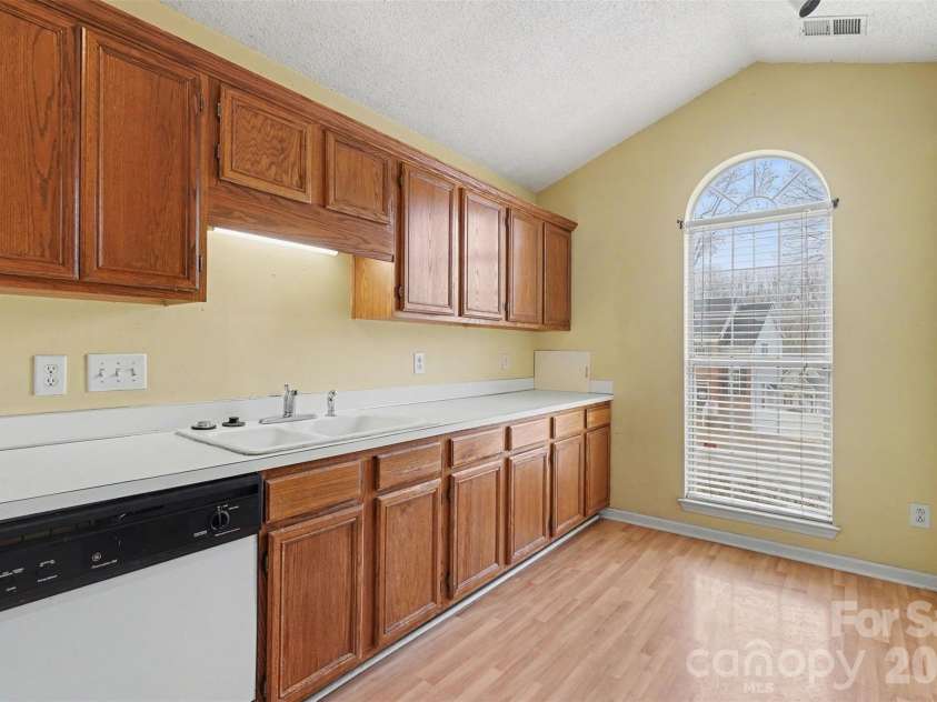 7821 Royce Hall Lane, Charlotte, NC 28216.  MLS# CAR4340507, YatesRealty ID 5014. 