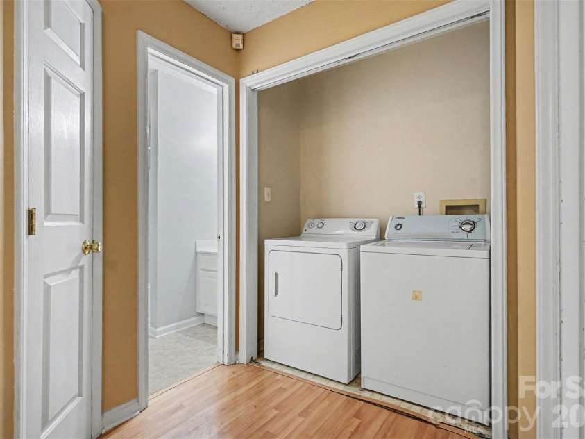 7821 Royce Hall Lane, Charlotte, NC 28216.  MLS# CAR4340507, YatesRealty ID 5014. 