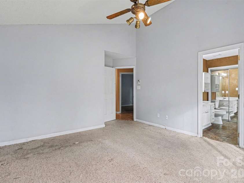 7821 Royce Hall Lane, Charlotte, NC 28216.  MLS# CAR4340507, YatesRealty ID 5014. 