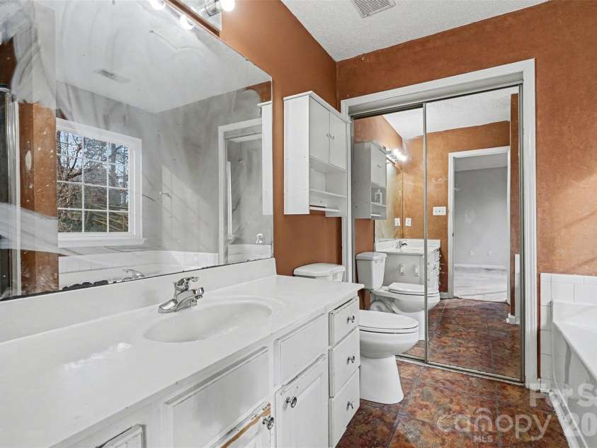7821 Royce Hall Lane, Charlotte, NC 28216.  MLS# CAR4340507, YatesRealty ID 5014. 