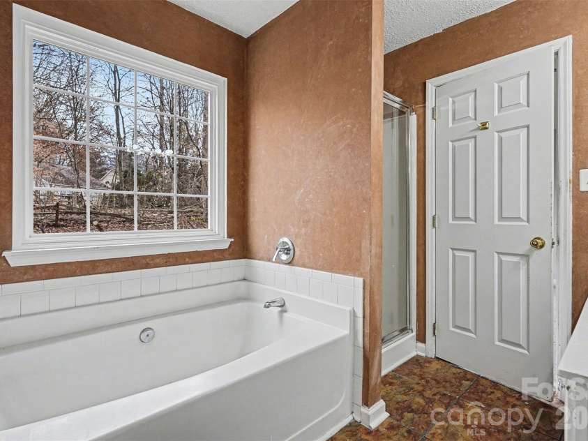 7821 Royce Hall Lane, Charlotte, NC 28216.  MLS# CAR4340507, YatesRealty ID 5014. 