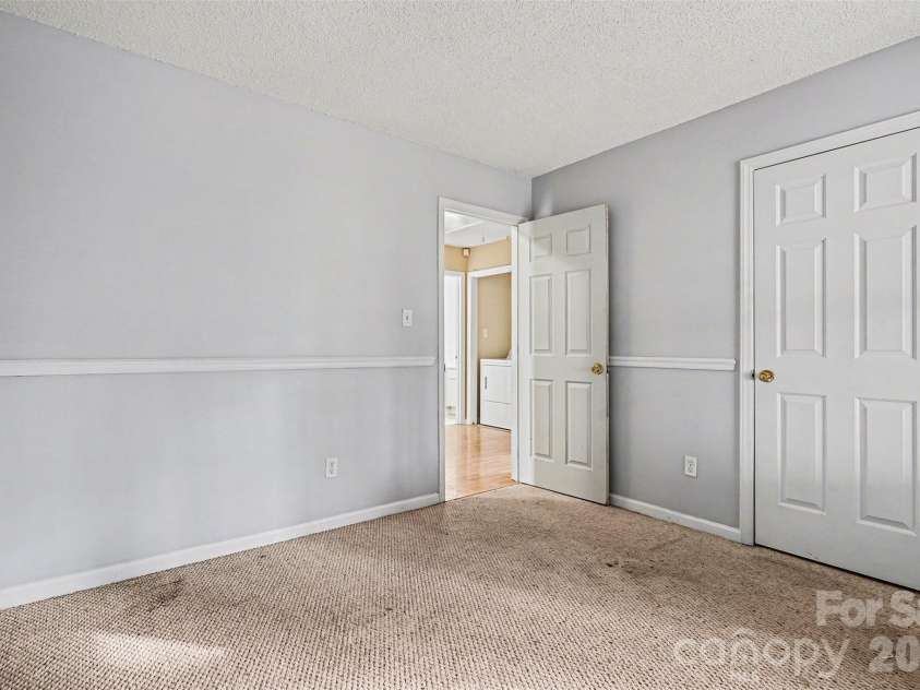7821 Royce Hall Lane, Charlotte, NC 28216.  MLS# CAR4340507, YatesRealty ID 5014. 
