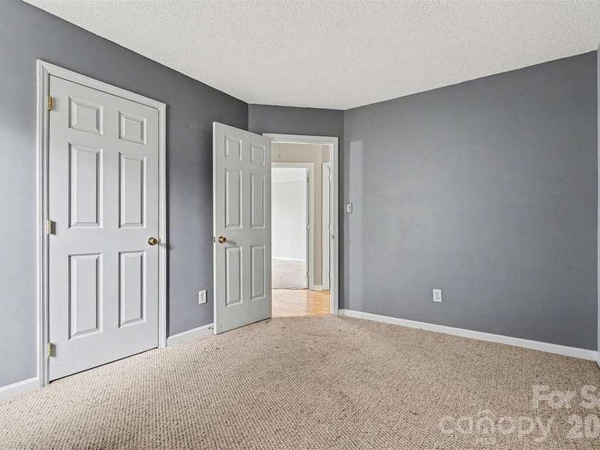 7821 Royce Hall Lane, Charlotte, NC 28216.  MLS# CAR4340507, YatesRealty ID 5014. 