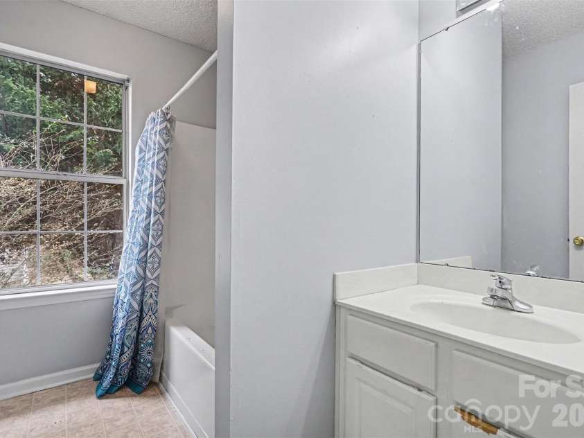 7821 Royce Hall Lane, Charlotte, NC 28216.  MLS# CAR4340507, YatesRealty ID 5014. 