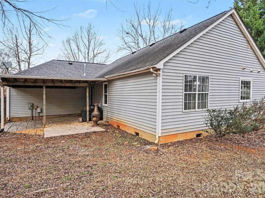 7821 Royce Hall Lane, Charlotte, NC 28216.  MLS# CAR4340507, YatesRealty ID 5014. 