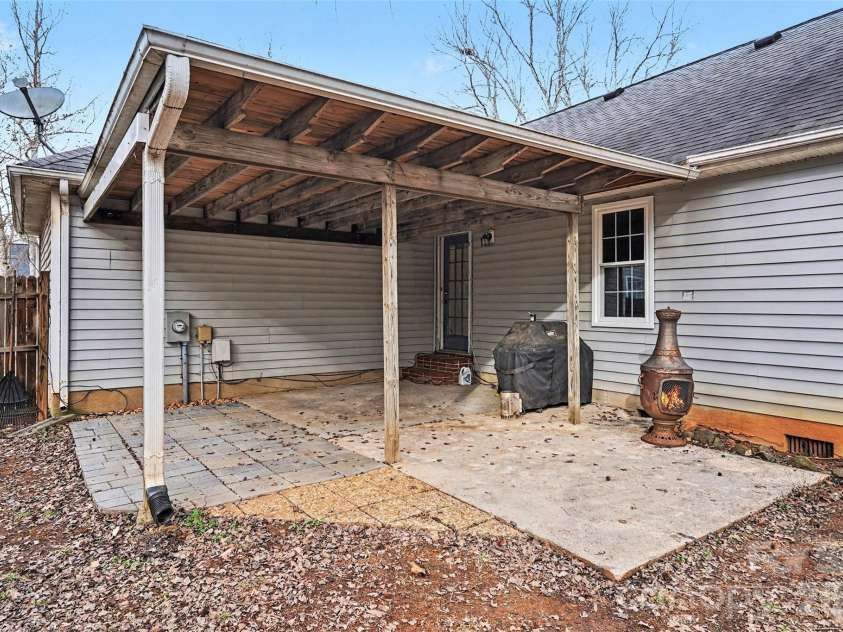 7821 Royce Hall Lane, Charlotte, NC 28216.  MLS# CAR4340507, YatesRealty ID 5014. 