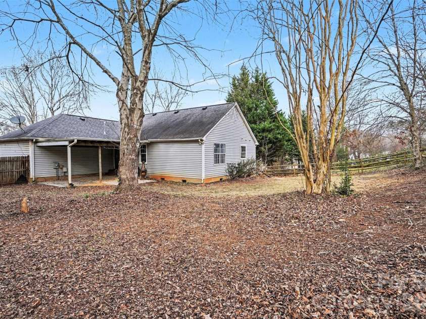 7821 Royce Hall Lane, Charlotte, NC 28216.  MLS# CAR4340507, YatesRealty ID 5014. 