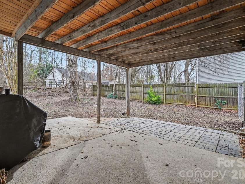 7821 Royce Hall Lane, Charlotte, NC 28216.  MLS# CAR4340507, YatesRealty ID 5014. 